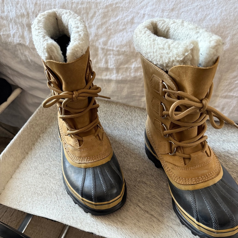 SOREL CARIBOU LEATHER WITH RUBBER BASE. SIZE 7 (THEY RUN BIG.  I'M USUALLY AN 8)